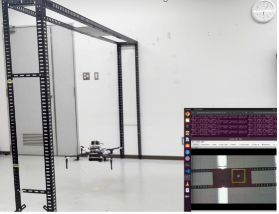 a) ドローンが安定し、吸着ターゲットを検出している様子