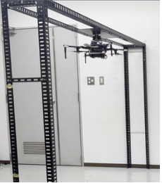 b) ターゲットに吸着し、プロペラを停止した状態